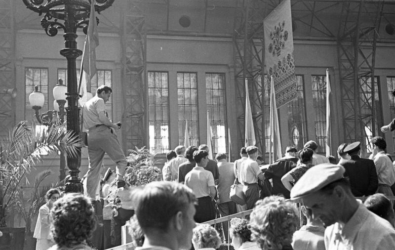 VI Всемирный фестиваль молодежи и студентов. Встреча гостей на перроне Киевского вокзала, 28 июля 1957 - 11 августа 1957, г. Москва. Выставка «Киевский вокзал» с этой фотографией.