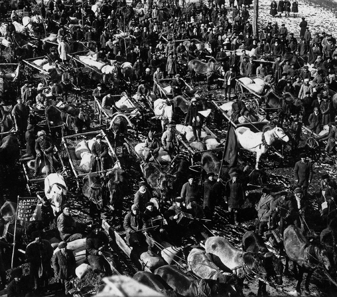 Сдача крестьянами зерна на заготовительном пункте, 1920 - 1923. Выставка «Великий перелом», видео «Кронштадт-1921» с этой фотографией.