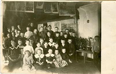 Портрет учащихся церковно-приходской школы, 1910-е. Фотография выполнена на бланке открытого письма.