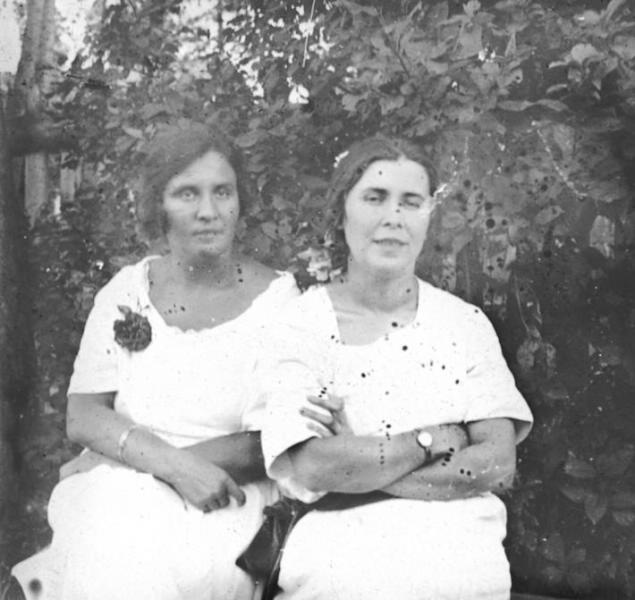 Без названия, 1910-е. Слева — А. Н. Авдонина.Выставка «Дача, прощай!» с этой фотографией.