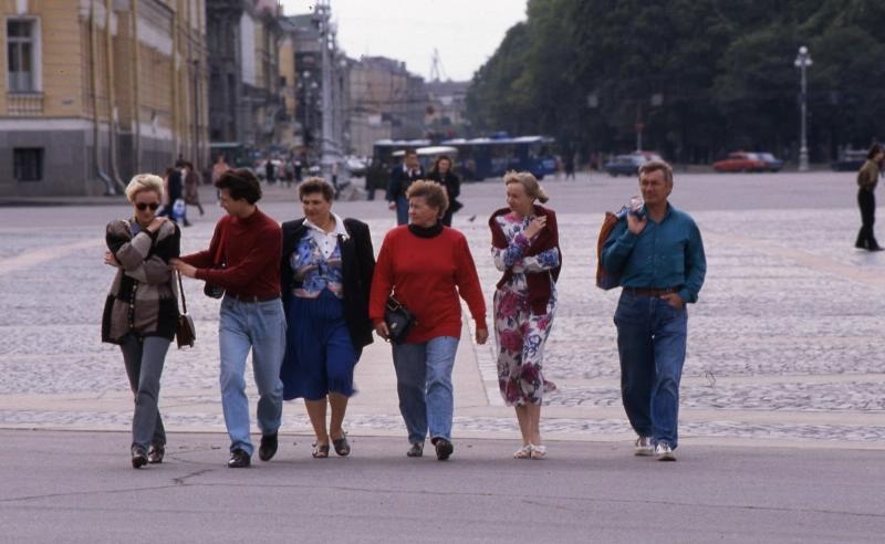 Группа людей на площади., 1995 год, г. Санкт-Петербург
