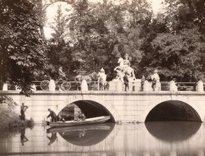 Мост в парке Лазенки, 1870 - 1880, Царство Польское, г. Варшава. Выставка «"Люди мира". Родом из империи и СССР» с этой фотографией.