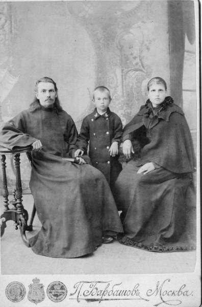 Семья священника, 1898 год, г. Москва. Альбуминовая печать.