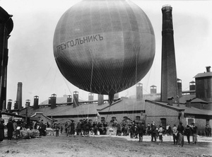 Воздушный шар, изготовленный товариществом российско-американской мануфактуры «Треугольник», перед полетом на территории Газового завода, 8 сентября 1910, г. Санкт-Петербург. Выставки&nbsp;«"На большом воздушном шаре". 15 фотографий с аэростатами»&nbsp;и «Дореволюционная Россия: транспорт» с этой фотографией.