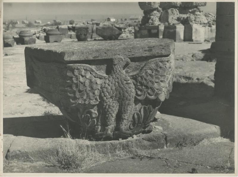 Фрагмент храма Звартноц, 1950-е, Армянская ССР. Фрагмент храма Звартноц, расположенного близ Еревана и Вагаршапата (Эчмиадзина).