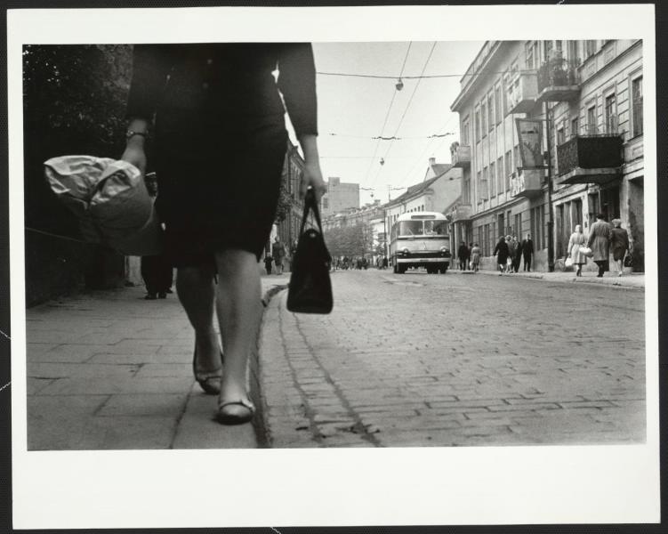 После рабочего дня, 1964 год, Литовская ССР, г. Вильнюс. Выставка «...только вряд найдете вы в России целой три пары стройных женских ног» с этой фотографией.