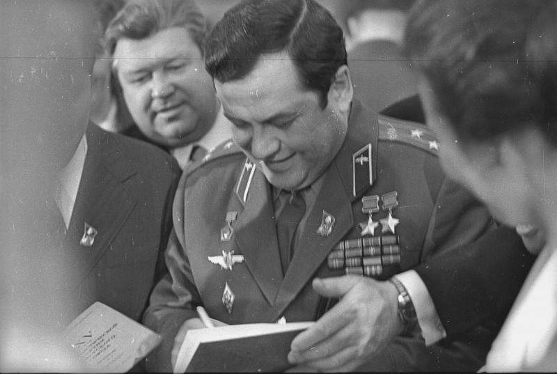 Космонавт Павел Попович с делегатами XXV съезда КПСС, 24 февраля 1976 - 5 марта 1976, г. Москва