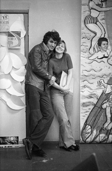 20-летие журнала «Юность». Двое молодых людей на фоне плаката в фойе, 10 июня 1975, г. Москва