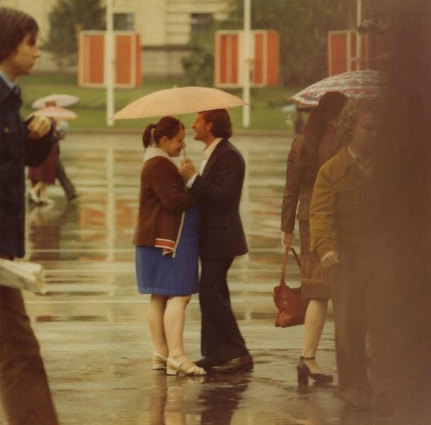 Дождь, 1970-е. Выставка «Супруги ХХ века» с этой фотографией.