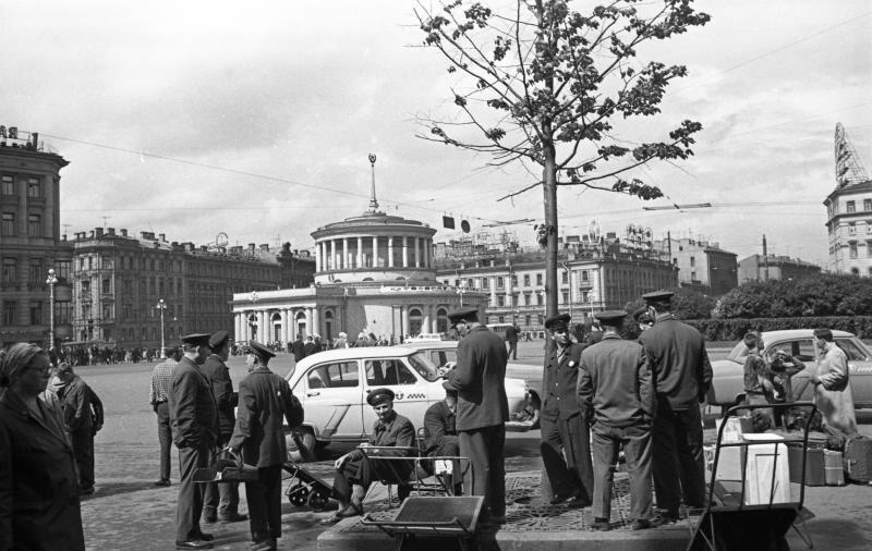 Площадь Восстания. Грузчики на стоянке такси, 1965 год, г. Ленинград