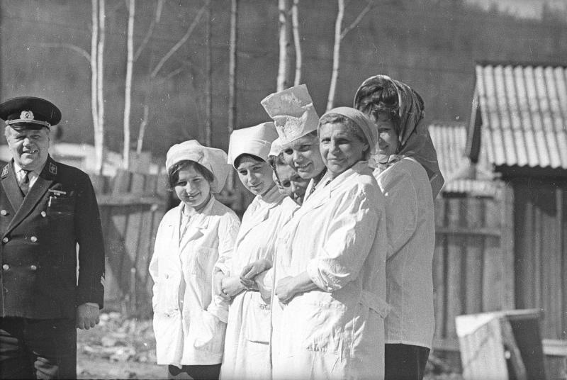 Женщины-поварихи и железнодорожник, 1974 год, Иркутская обл., Усть-Кутский р-н, пос. Звездный