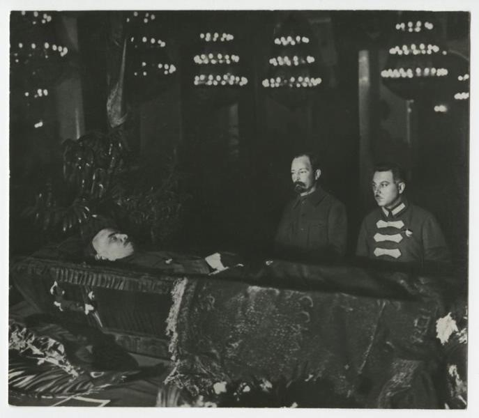 Феликс Дзержинский и Климент Ворошилов (справа) у гроба с телом Владимира Ленина, январь 1924, г. Москва