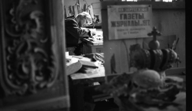 Реставратор во время работы, 1976 год, Ленинградская обл., г. Пушкин. Государственный музей-заповедник «Царское Село».