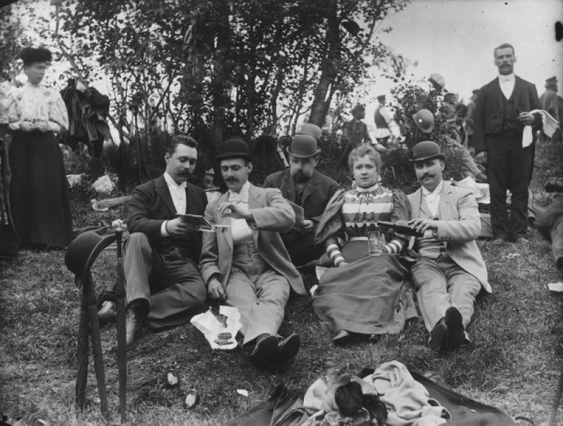Группа членов Германского благотворительного общества в парке, 1890-е