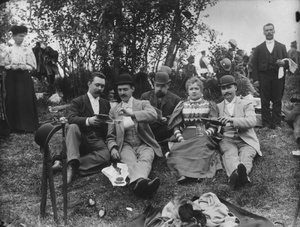 Группа членов Германского благотворительного общества в парке, 1890-е. Выставка «Россия в последнее десятилетие XIX века» с этой фотографией.