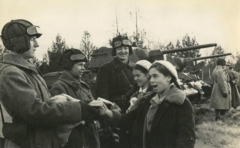 Пионеры в танковой дивизии. Передача фронту танковой колонны «Московский пионер», 9 ноября 1942