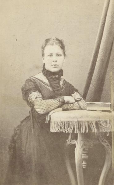 Портрет девушки в темном кружевном платье, 1890-е, Тульская губ., г. Тула