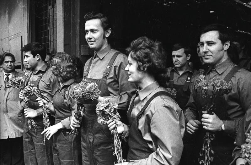 Молодые рабочие с букетами гвоздик, 30 апреля 1976, г. Москва
