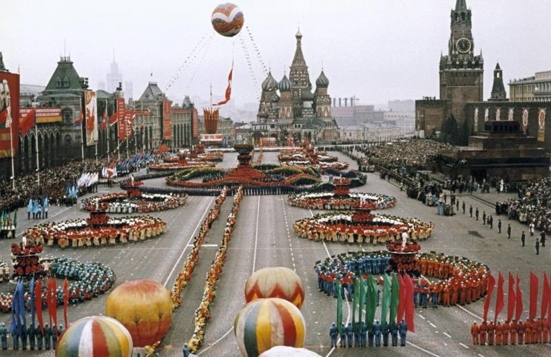 Парад на Красной площади, 1 мая 1959, г. Москва. Видео «Весна!»,&nbsp;«Лев Бородулин»,&nbsp;«Я живу в ГУМе» с этой фотографией.