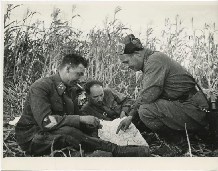 Командиры за изучением военной карты, 1941 - 1942