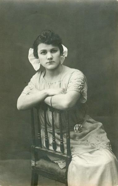 Молодая женщина, сидящая на стуле, 1920-е