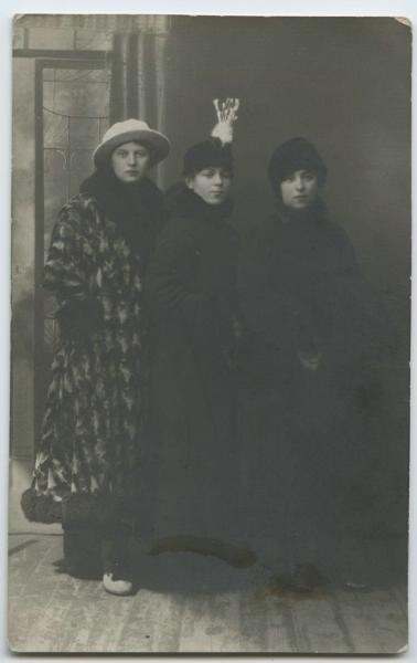 Портрет трех молодых женщин, 1917 год