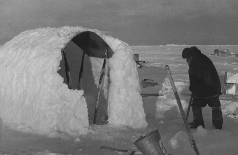 Геофизик Евгений Федоров строит снежный павильон для магнитных измерений, 1 июня 1937 - 1 июля 1937