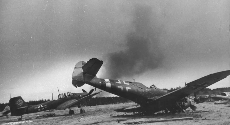 Разбитые немецкие самолеты на аэродроме под Берлином, 1 мая 1945, Германия
