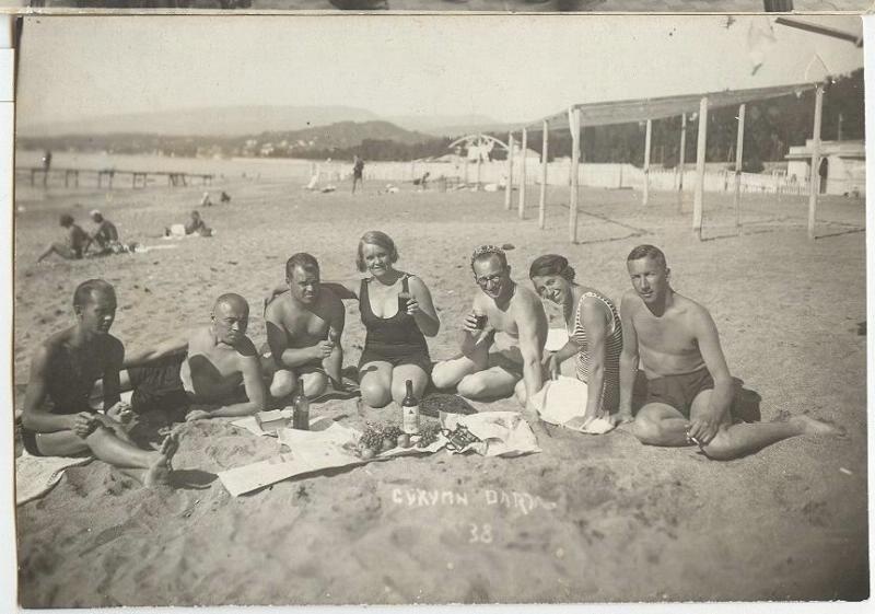 На сухумском пляже, 1938 год, г. Сухуми. До 1936 и после 1992 года – Сухум.&nbsp;