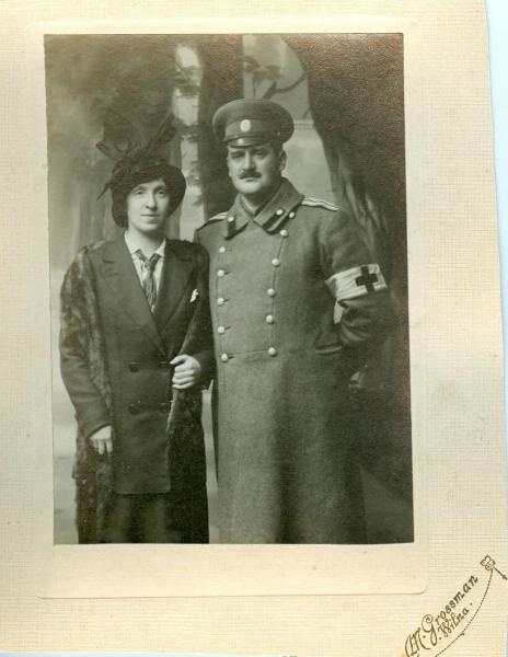 Портрет военного врача в чине капитана с супругой, 1910-е, Виленская губ., г. Вильна