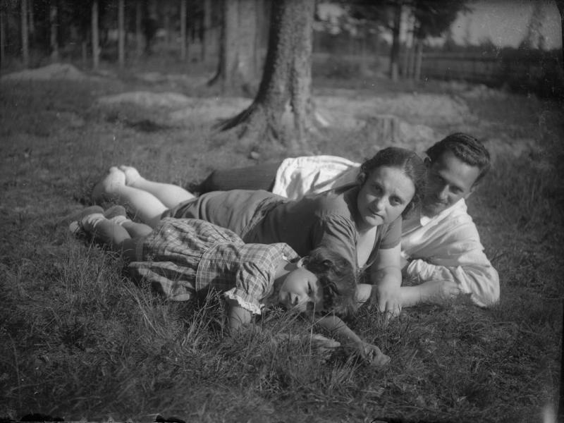 Илья Исаакович Раутенштейн с женой Юлией Юльевной и дочерью Бертой, 1925 - 1927. Из архива семьи Раутенштейнов.