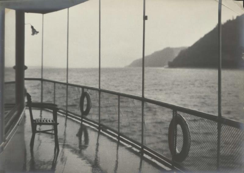 На палубе теплохода, 1930-е. Выставка «Для спасения утопающих» с этой фотографией.