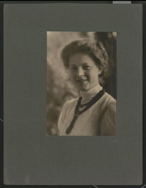 Лидия Дмитриевна Шмальгаузен, 1909 год. Урожденная Козлова, свояченица фотографа. Жена биолога Ивана Ивановича Шмальгаузена.