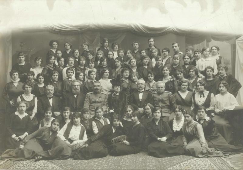 Групповой портрет учащихся женского института: выпускницы с преподавателями, 1915 - 1917, г. Петроград