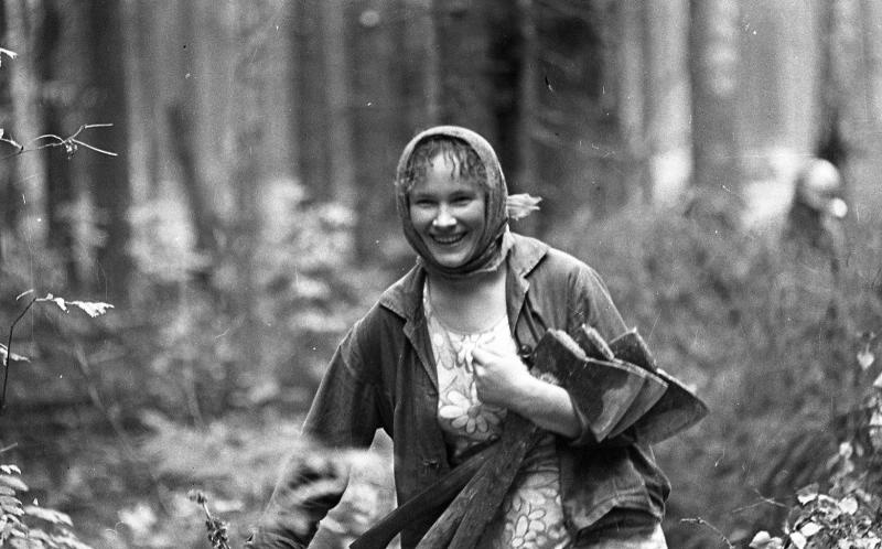 Девушка с топорами, 1970-е, Вологодская обл.