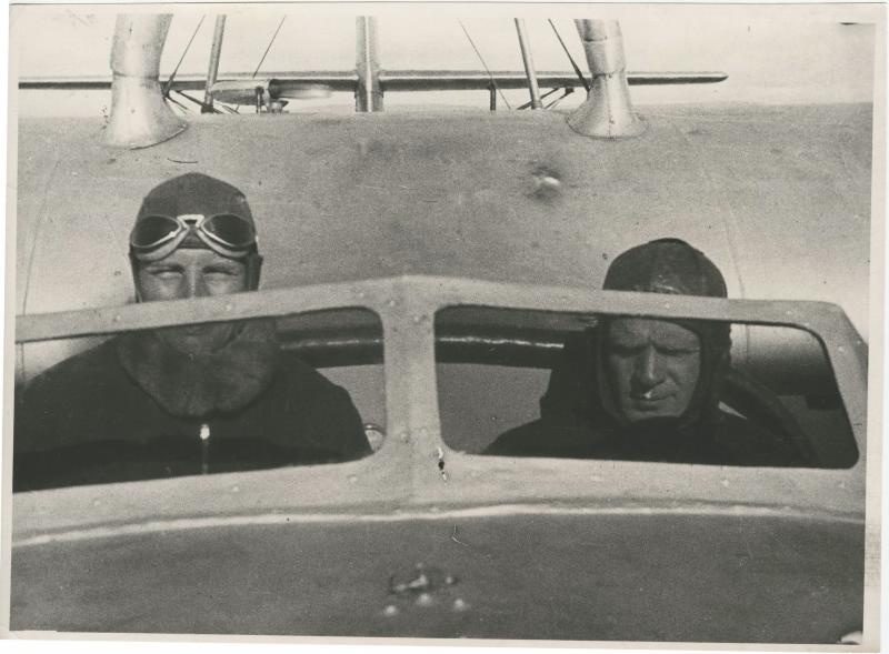 Летчики в кабине самолета, 1930-е