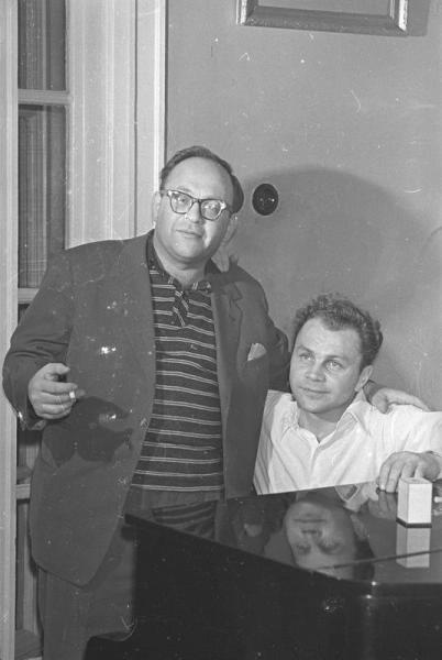 Двое мужчин у пианино, 1950-е, г. Москва