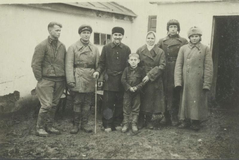 Групповой портрет, 1943 - 1945. Второй справа – гвардии рядовой 27-й гвардейской отдельной танковой бригады Арон Замский.