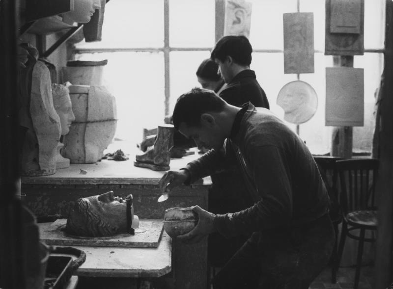 В скульптурной мастерской, январь 1969, г. Москва. Из серии «МВХПУ, бывшее Строгановское училище».