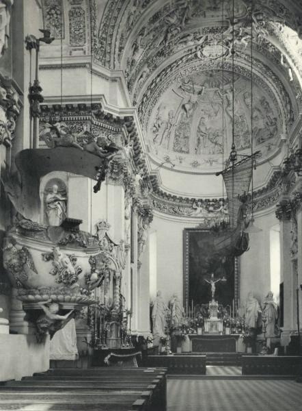 Церковь Петра и Павла, 1950-е, Литовская ССР, г. Вильнюс. Люстра в форме корабля для освещения костела создана мастерами Латвии в 1905 году.