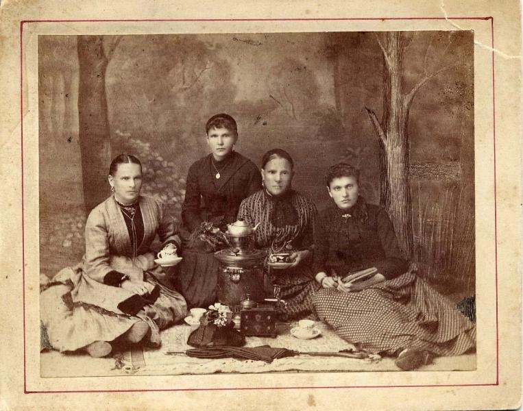 Женщины у самовара, 1910-е