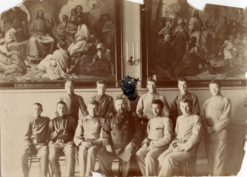 Николай Ушаков в группе товарищей – студентов реального училища, 1910-е, Владимирская губ., г. Муром. Выставка «Те, которых не было» с этой фотографией.&nbsp;