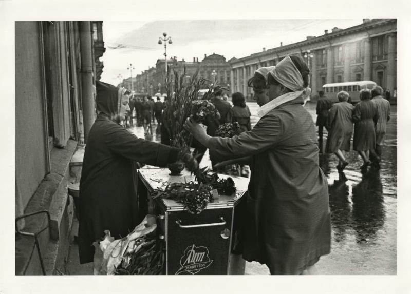 Продавщица цветов, 1965 год, г. Ленинград
