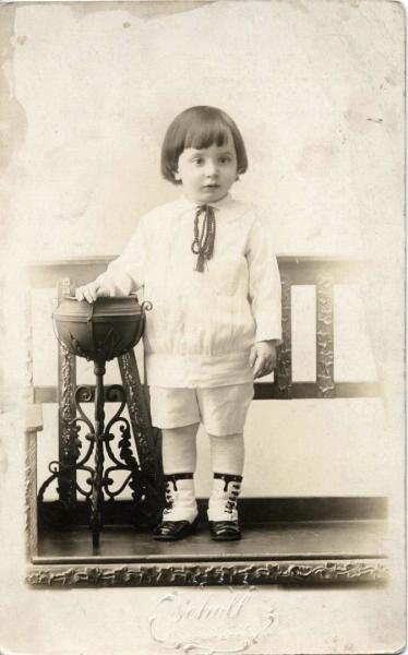Портрет маленького мальчика в светлом костюмчике, 1917 год