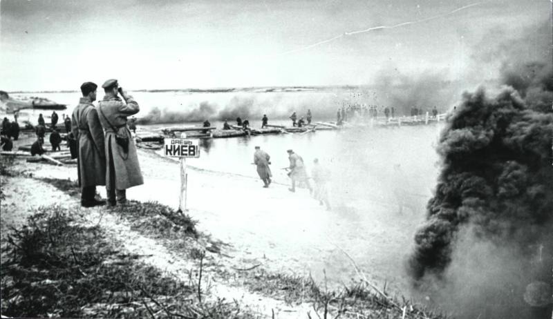 Форсирование Днепра, 1943 год, Украинская ССР. Битва за Днепр — ряд взаимосвязанных стратегических операций Великой Отечественной войны, проведенных во второй половине 1943 года на берегах Днепра.
Ее фронт растянулся на 750 километров. В результате четырехмесячной операции Левобережная Украина была почти полностью освобождена Красной Армией от нацистских захватчиков. В ходе операции значительные силы Красной Армии форсировали реку, создали несколько стратегических плацдармов на правом берегу реки, а также освободили город Киев. Киевская наступательная операция была проведена с 3 по 13 ноября 1943 года, в результате были освобождены Киев и Житомир.