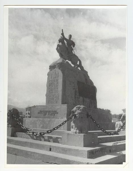 Памятник Сухэ-Батору, 1970-е, г. Улан-Батор, пл. Сухэ-Батора. Скульптор Сономын Чоймбол.