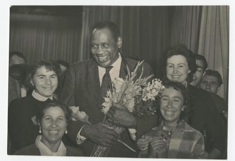 Американский певец Поль Робсон с советскими зрителями, 1958 год