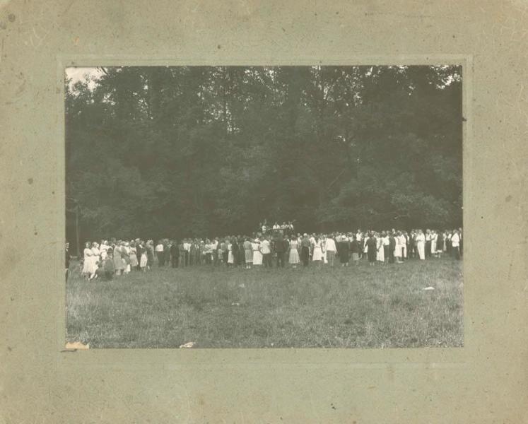 Групповой портрет отдыхающих на лесной опушке, 1927 - 1929