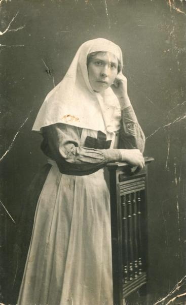 Портрет сестры милосердия Российского общества Красного Креста, 1910-е