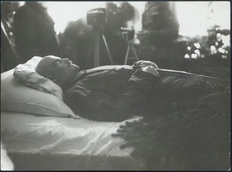 Владимир Ленин на смертном одре, 21 - 23 января 1924. Видеовыставка «Смерть Ленина» с этой фотографией.